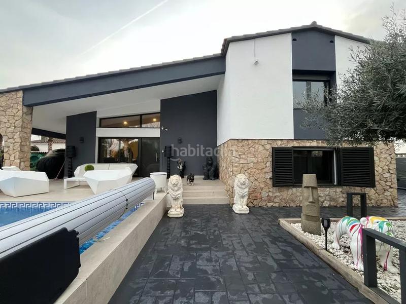Foto 0bf10ce9-df1d-4e54-ae05-c0eff5e380a3. Casa impresionante villa con amplio terreno, piscina y potencial de inversión en Empuriabrava