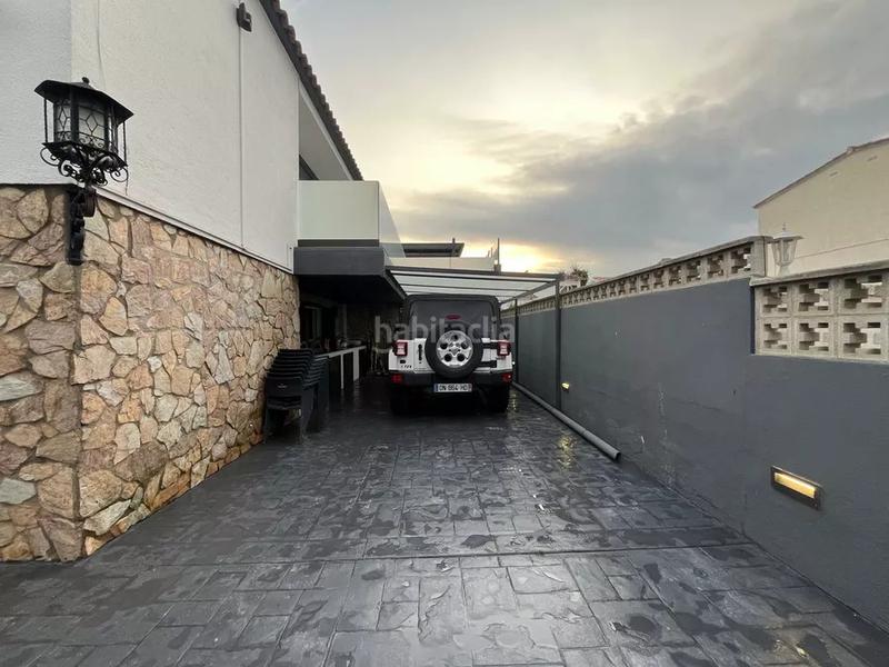 Foto 65a68682-c45d-4bb3-8032-8e521994ef1e. Casa impresionante villa con amplio terreno, piscina y potencial de inversión en Empuriabrava