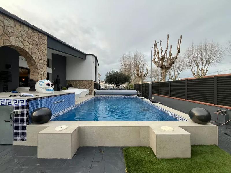 Foto 9cbcc759-94a9-40d2-8243-4b8f24db9357. Casa impresionante villa con amplio terreno, piscina y potencial de inversión en Empuriabrava