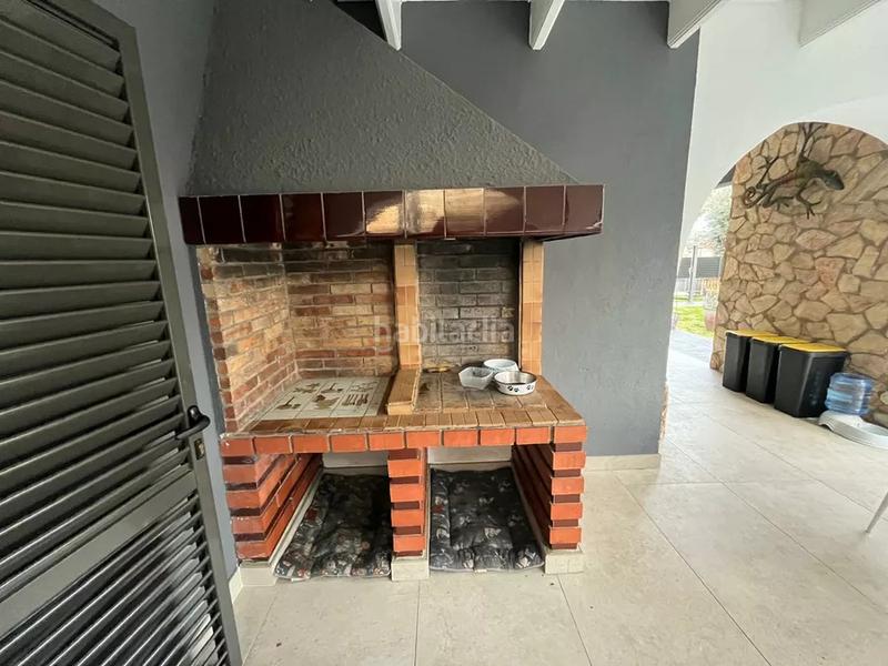 Foto bfd81570-61c7-43fe-bf55-45df6eb9c426. Casa impresionante villa con amplio terreno, piscina y potencial de inversión en Empuriabrava