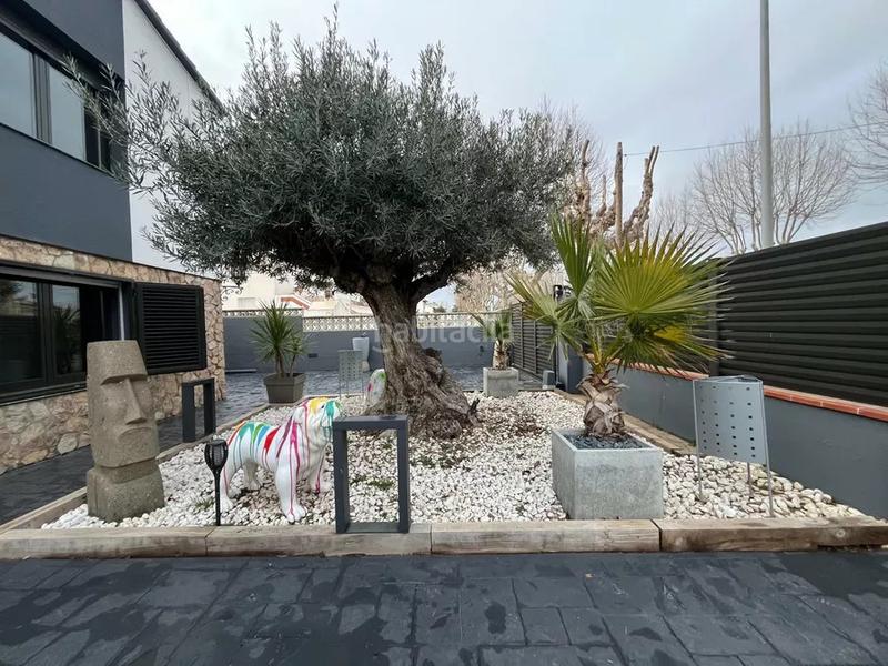 Foto cce24c4a-6508-44db-8eba-e7595944c233. Casa impresionante villa con amplio terreno, piscina y potencial de inversión en Empuriabrava