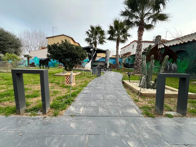 Foto d37237b9-8df8-4ed5-9220-46b0246f49eb. Casa impresionante villa con amplio terreno, piscina y potencial de inversión en Empuriabrava
