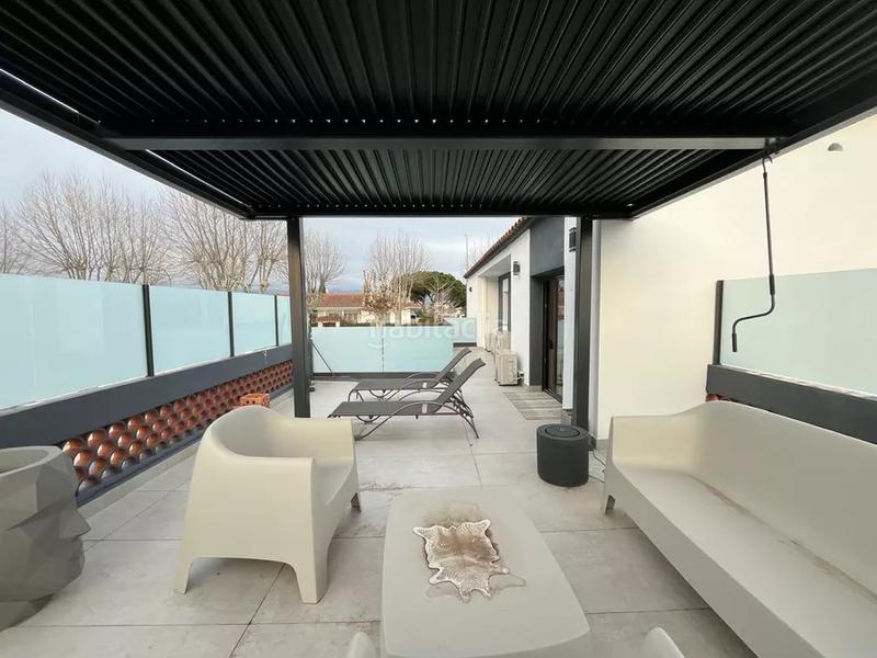 Foto d988474b-d797-4372-a270-494a36b477ec. Casa impresionante villa con amplio terreno, piscina y potencial de inversión en Empuriabrava