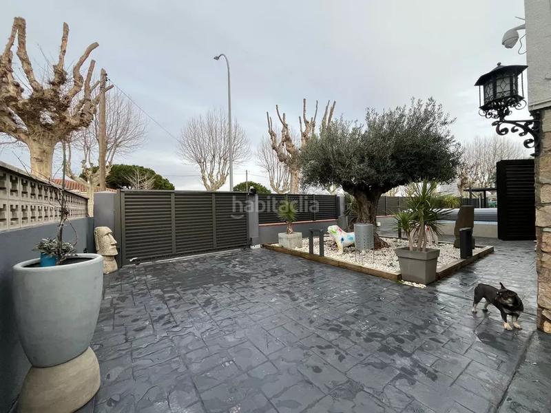 Foto e57daeae-2472-4a34-a789-deaa2bf62264. Casa impresionante villa con amplio terreno, piscina y potencial de inversión en Empuriabrava