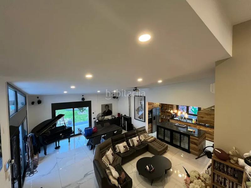 Foto ead055dd-e777-4d3d-b8b2-78eb0de12a5b. Casa impresionante villa con amplio terreno, piscina y potencial de inversión en Empuriabrava