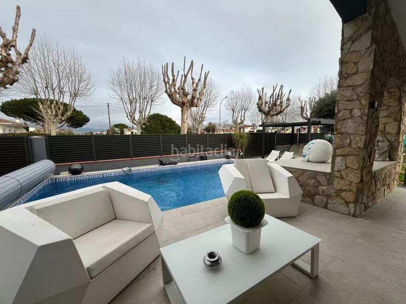 Foto f803cfb0-c433-4f09-9475-a4f42b54c4fc. Casa impresionante villa con amplio terreno, piscina y potencial de inversión en Empuriabrava