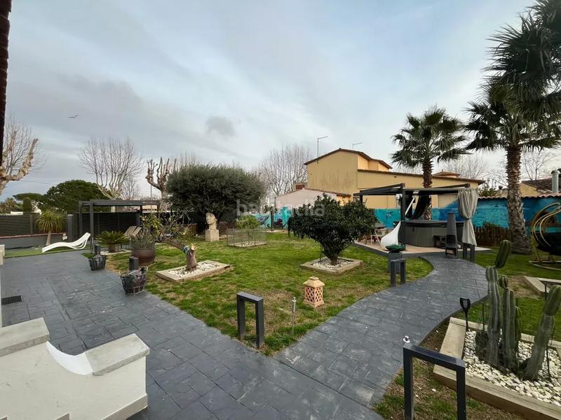 Foto ff371392-2dc0-4b7e-a74a-3fd7f0a0482d. Casa impresionante villa con amplio terreno, piscina y potencial de inversión en Empuriabrava