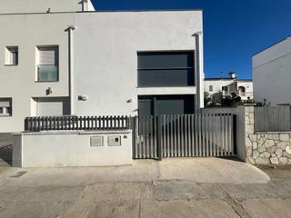 Casa a Sant Maurici. Casa de nueva construcción  en empuriabrava en el lago maurici