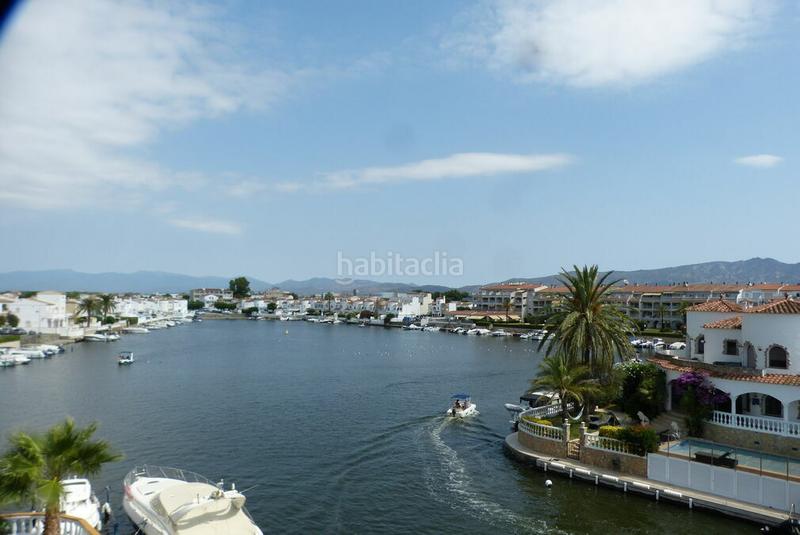 Foto d4bb9a6b-659c-4eba-a9e8-11d92eea0944. Apartamento  a la venta en la segunda planta de un edificio con vistas al canal y parking en Empuriabrava