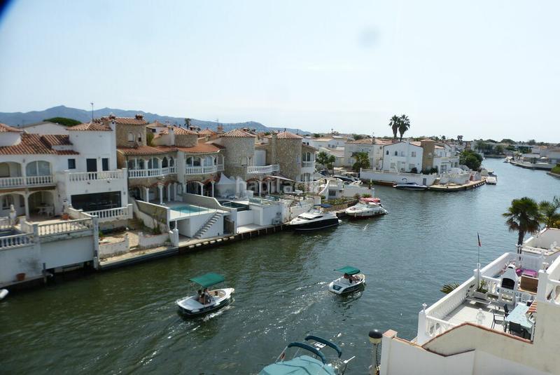 Foto f27924db-dc09-44af-9c0d-33cf7ea89ff9. Apartamento  a la venta en la segunda planta de un edificio con vistas al canal y parking en Empuriabrava