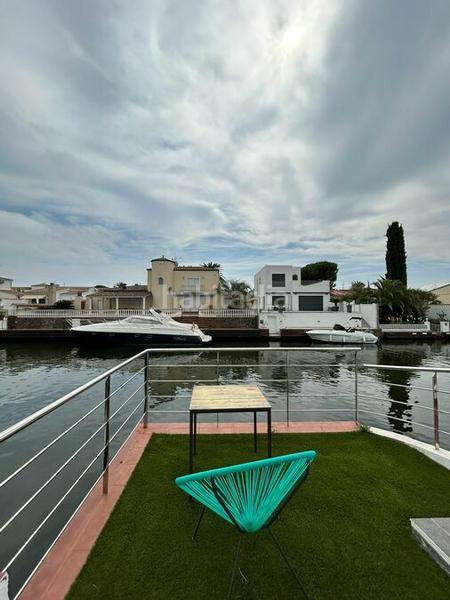 Foto 130bfac4-e5a6-4f93-bdaa-2d3957335de5. Casa bonito chalet en gran canal, orientación sur, en venta , garaje para barco, piscina en Empuriabrava
