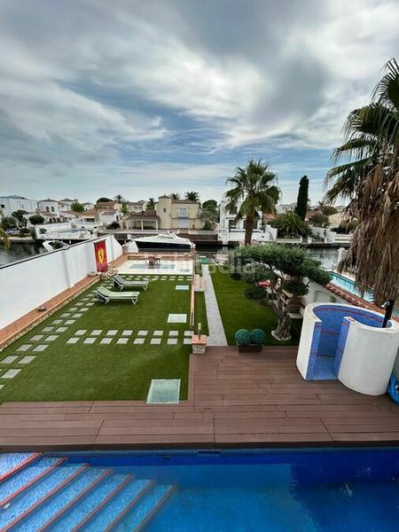Foto 48d00077-ef83-4fc3-885e-d949176a9fec. Casa bonito chalet en gran canal, orientación sur, en venta , garaje para barco, piscina en Empuriabrava