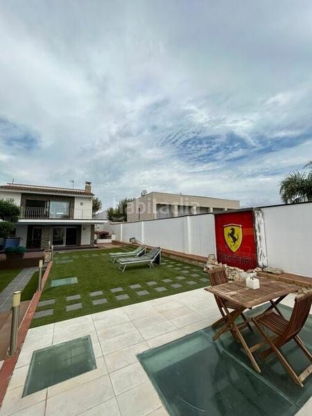 Foto 52f0f00a-d7ea-4c73-a55c-a62f639ca4e3. Casa bonito chalet en gran canal, orientación sur, en venta , garaje para barco, piscina en Empuriabrava