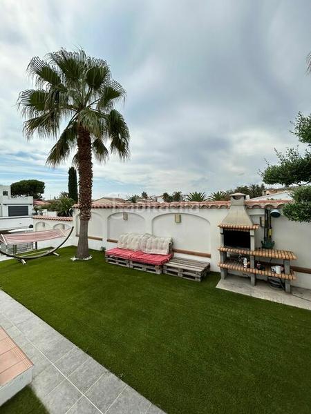 Foto 5888e79a-6b04-4533-834b-afa08072444a. Casa bonito chalet en gran canal, orientación sur, en venta , garaje para barco, piscina en Empuriabrava