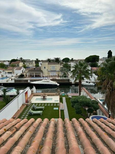 Foto 750e880e-2ad2-4d5a-adcd-28e7607f743a. Casa bonito chalet en gran canal, orientación sur, en venta , garaje para barco, piscina en Empuriabrava