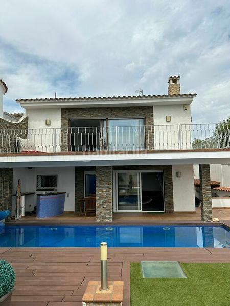 Foto 9872d284-4fef-4dca-9a9a-71c4010a3cfe. Casa bonito chalet en gran canal, orientación sur, en venta , garaje para barco, piscina en Empuriabrava