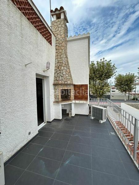 Foto ce380167-fe1b-44c8-b7e1-04d326bf79b3. Casa bonito chalet en gran canal, orientación sur, en venta , garaje para barco, piscina en Empuriabrava