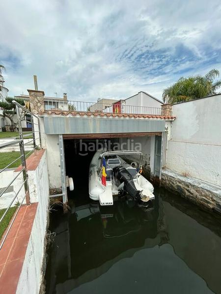 Foto fee1c7f8-1313-429f-9e73-f0a1f799fe69. Casa bonito chalet en gran canal, orientación sur, en venta , garaje para barco, piscina en Empuriabrava