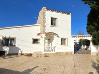 Casa a Cap Ras - Creus - Falconera. Villa con amarre de 26 m en canal ancho en venta empuriabrava, t