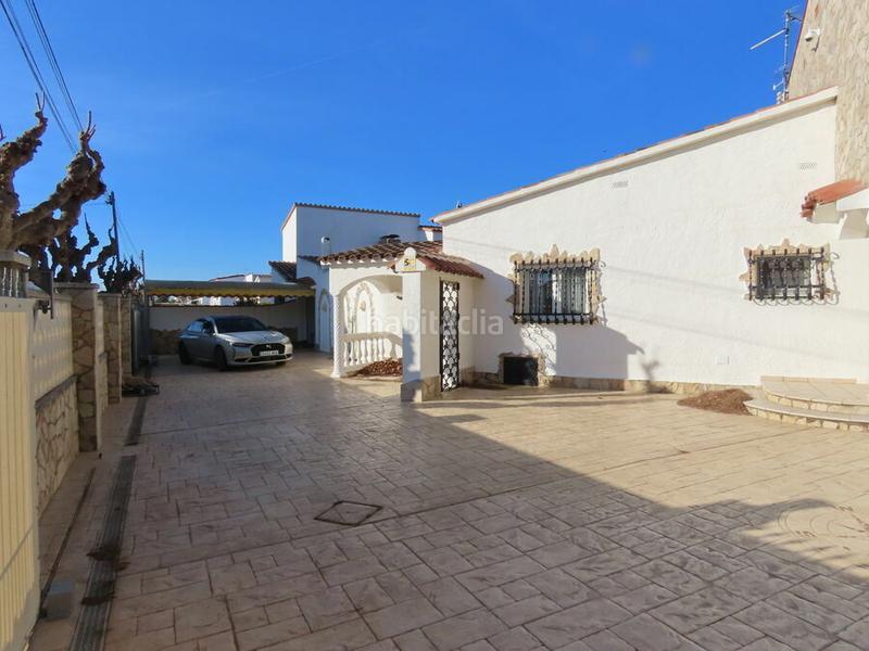 Foto 136daaac-3b6c-4497-82e6-35d48d9c5fe4. Casa villa con amarre de 26 m en canal ancho en venta , terreno amplio y piscina. no te lo pierdas! en Empuriabrava