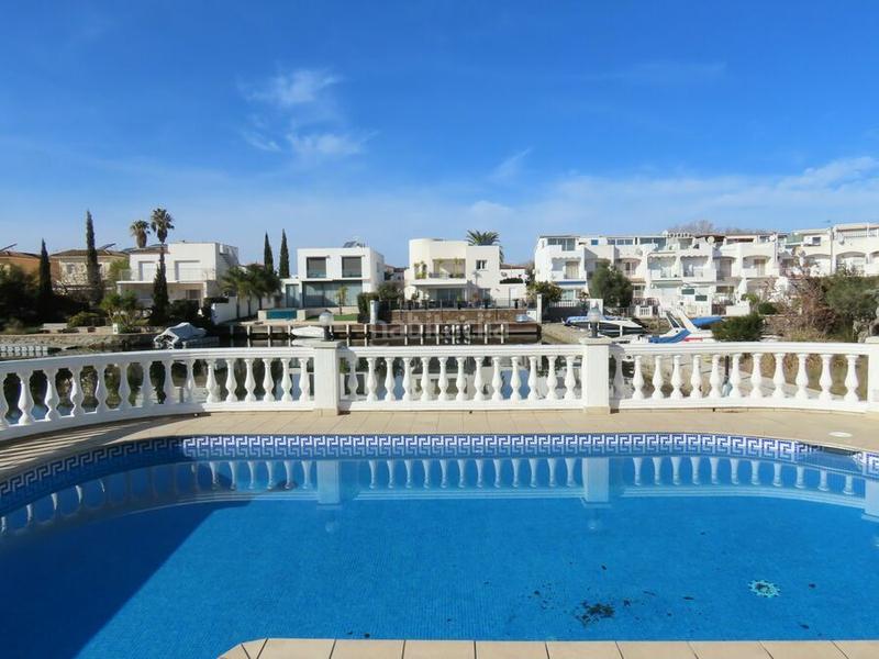 Foto 30c74b93-f531-4576-be64-7cc5bc5f829a. Casa villa con amarre de 26 m en canal ancho en venta , terreno amplio y piscina. no te lo pierdas! en Empuriabrava