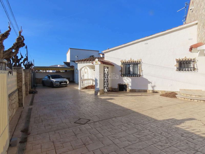 Foto 390a19b2-323b-46c5-bf77-f2a12b9cb4fc. Casa amb aparcament piscina a Cap Ras - Creus - Falconera Empuriabrava