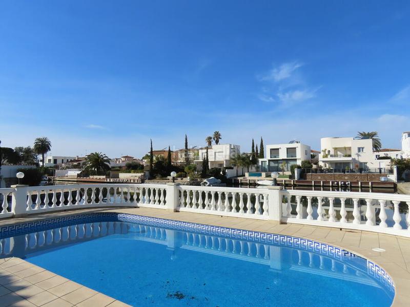 Foto 412fef16-4d7d-47ce-b1ca-e4eec58c383c. Casa villa con amarre de 26 m en canal ancho en venta , terreno amplio y piscina. no te lo pierdas! en Empuriabrava