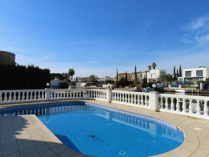 Foto 417810fc-d4ee-4c8c-9191-ea3b21256fc0. Casa villa con amarre de 26 m en canal ancho en venta , terreno amplio y piscina. no te lo pierdas! en Empuriabrava