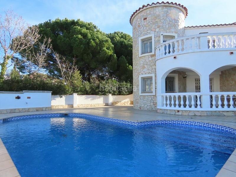 Foto 4558e90e-7e07-4c25-88db-371cdff27cf1. Casa villa con amarre de 26 m en canal ancho en venta , terreno amplio y piscina. no te lo pierdas! en Empuriabrava