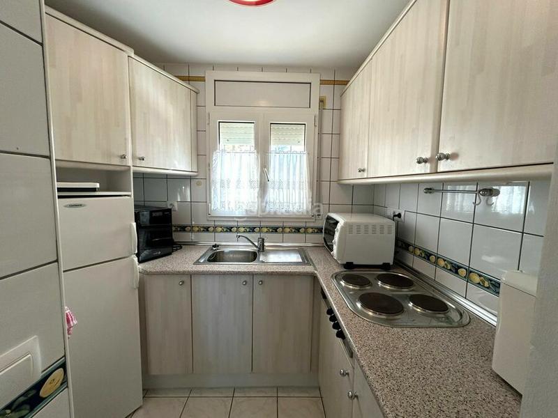 Foto 5b7bd1e8-5dd3-4b90-9f6e-36e0aec80fb2. Casa villa con amarre de 26 m en canal ancho en venta , terreno amplio y piscina. no te lo pierdas! en Empuriabrava