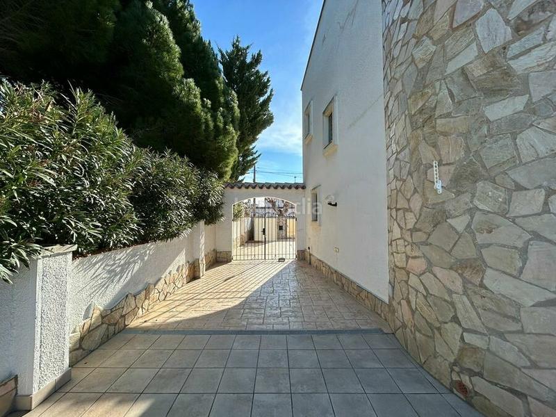 Foto 77c5c861-b76c-498e-9402-2889b499d2e9. Casa villa con amarre de 26 m en canal ancho en venta , terreno amplio y piscina. no te lo pierdas! en Empuriabrava