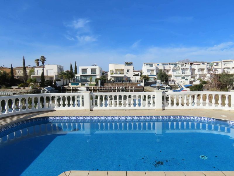 Foto a5f07a1f-1f3f-4ce4-932f-530d0b4a9b7b. Casa amb aparcament piscina a Cap Ras - Creus - Falconera Empuriabrava
