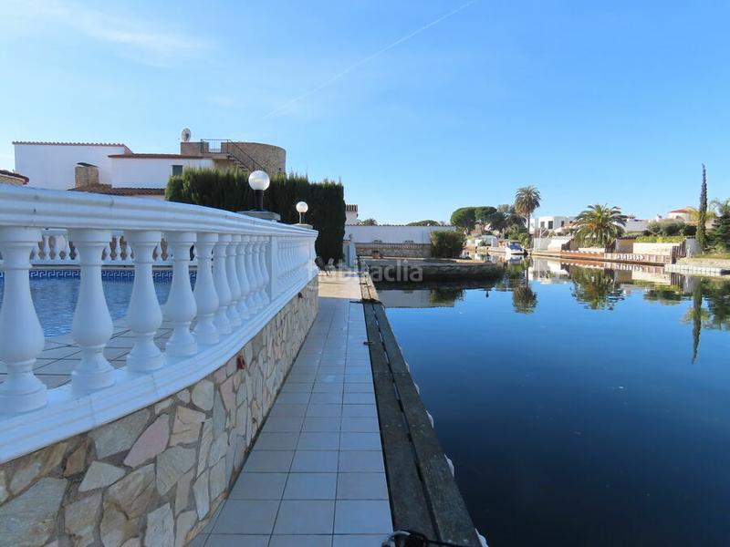 Foto e14a3aed-86dc-48e6-8c93-f4610fdc5201. Casa villa con amarre de 26 m en canal ancho en venta , terreno amplio y piscina. no te lo pierdas! en Empuriabrava
