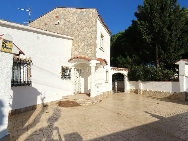 Foto e6157f58-2362-4b43-a222-c3bbda5123e5. Casa villa con amarre de 26 m en canal ancho en venta , terreno amplio y piscina. no te lo pierdas! en Empuriabrava
