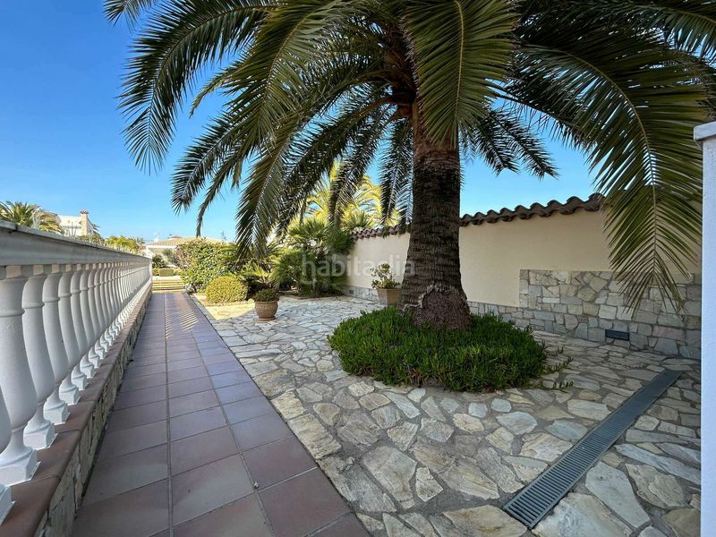 Foto 24bce5a1-2ac7-44f1-9382-e5bb04d740d7. Casa amb piscina a Cap Ras - Creus - Falconera Empuriabrava