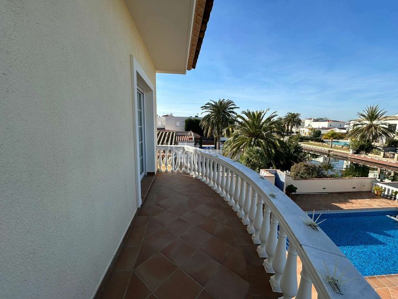 Foto 8f534d4d-6329-4809-aae2-9e40d7589fbb. Casa amb piscina a Cap Ras - Creus - Falconera Empuriabrava