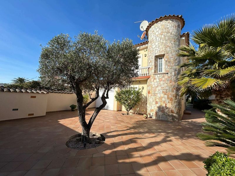 Foto a4b05f5d-3764-4e56-9d81-04ec9961c100. Casa amb piscina a Cap Ras - Creus - Falconera Empuriabrava