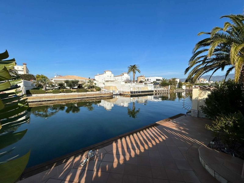 Foto ce472ccc-4787-4da1-a962-3cf5a6b80b7b. Casa amb piscina a Cap Ras - Creus - Falconera Empuriabrava