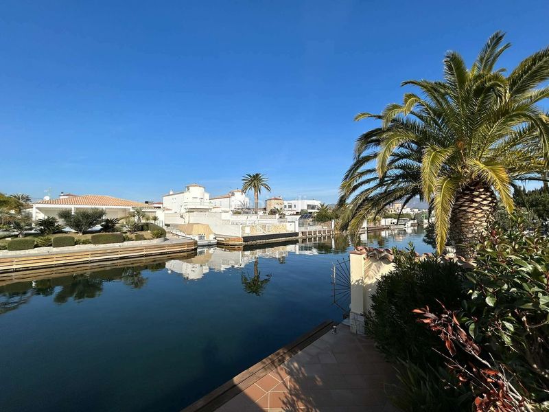 Foto f2b6de03-3b76-4e99-aadd-39d7ec9ceec7. Casa amb piscina a Cap Ras - Creus - Falconera Empuriabrava