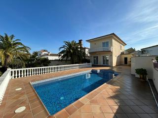 Casa a Cap Ras - Creus - Falconera. Preciosa casa con amarre ,con un terreno de 488 m2 y piscina, al
