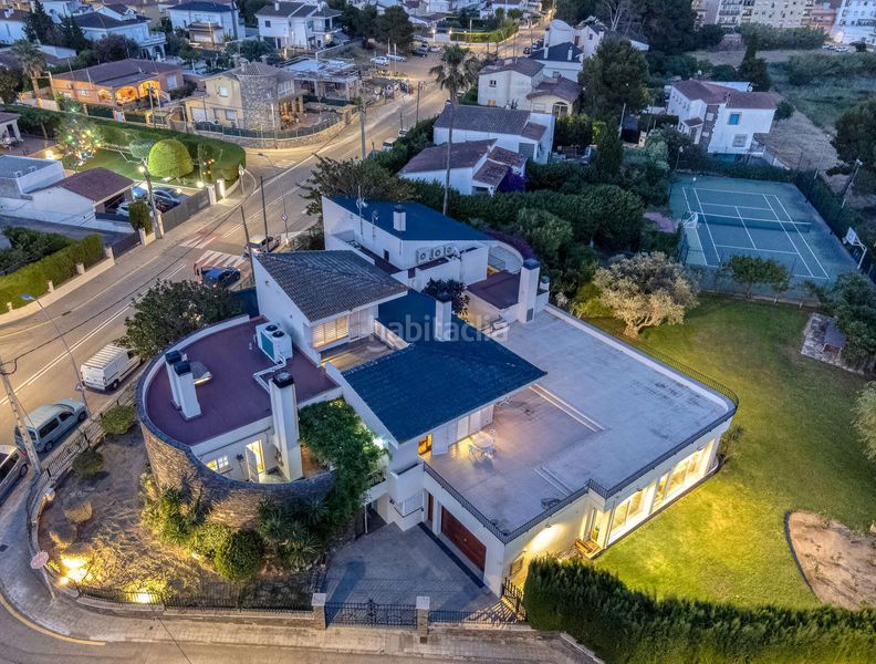 Foto f712cd98-948a-436f-982f-43d66fc97a1e. Casa amb piscina a Nord Roses
