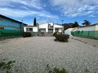 Casa a Nord. Casa en venta con 137m2 y 599m2 de jardín en roses mas boscà a 3