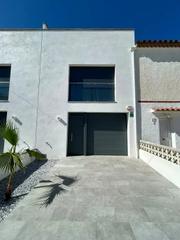 Casa a Sant Maurici. Casa de nueva construcción  en empuriabrava en el lago maurici
