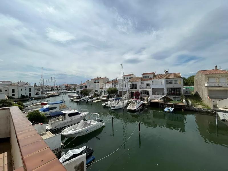 Foto 1d5e414c-bf07-480b-90ca-582c213f1300. Casa amb aparcament a Port Grec - Port Moxó Empuriabrava