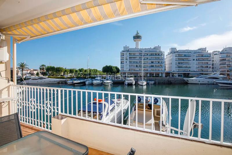 Foto 2fcceac2-d8bf-454c-8e48-5cfa02410c15. Apartamento precioso apartamento reformado en venta en el centro con magníficas vistas al canal en Empuriabrava