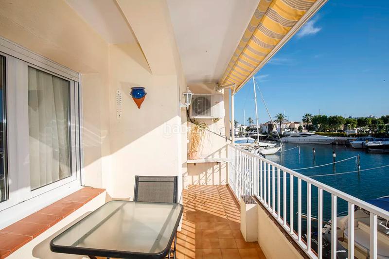 Foto 49cbd28a-faaa-4b4b-adeb-3d44ef3a24ea. Apartamento precioso apartamento reformado en venta en el centro con magníficas vistas al canal en Empuriabrava
