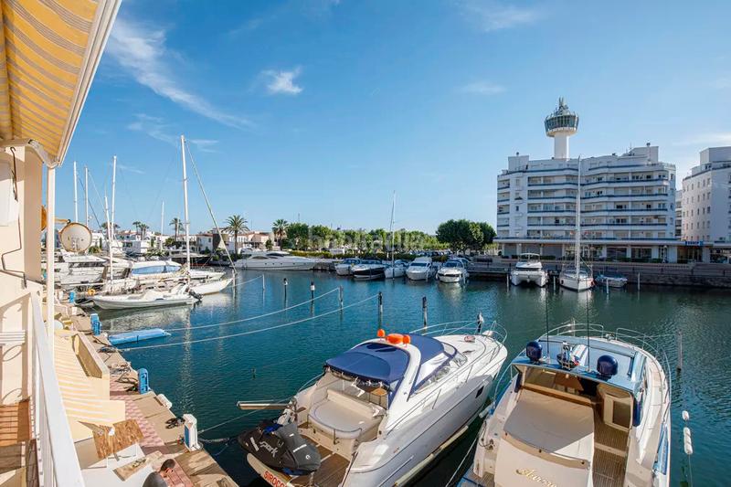 Foto a5b6d75a-2e87-400b-a101-6cdbffe2eca7. Apartamento precioso apartamento reformado en venta en el centro con magníficas vistas al canal en Empuriabrava