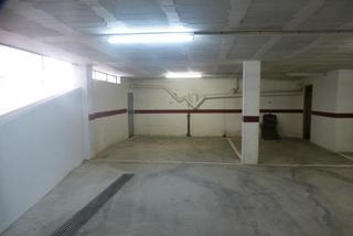 Aparcament cotxe a Centre. Roses , plaza de parking en garaje cerrado  de 25m2  y trastero