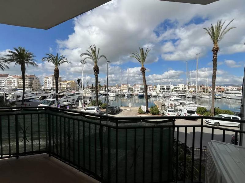 Foto 01de93fa-74d4-40df-8336-e490338434d1. Apartamento exclusivo apartamento de alto standing con licencia turistica completamente reformado con 3 habitaciones y 2 baños en Empuriabrava