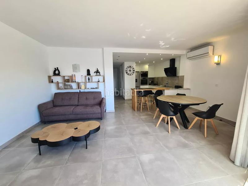 Foto 8ae5603a-40cc-4e3d-9fe6-e00cf0b29b50. Apartamento exclusivo apartamento de alto standing con licencia turistica completamente reformado con 3 habitaciones y 2 baños en Empuriabrava